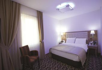 The City Hotel has Smoking rooms