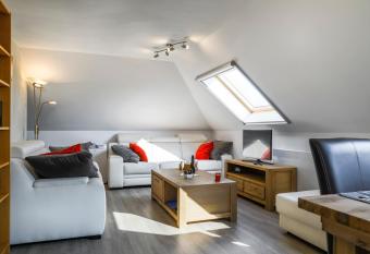 Het kleine paradijs allows 18 year olds to book a room