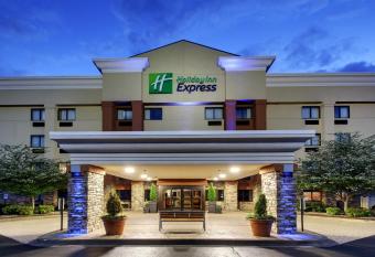 Holiday Inn Express Hotel Fort Campbell~Oak Grove By IHG allows 18 year olds to book a room