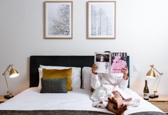 The Manna by Haus, Ascend Hotel Collection has rooms with a private hot tub