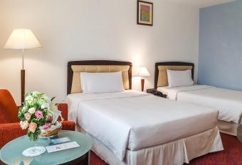 Zenith Sukhumvit Hotel - SHA Extra Plus has rooms with a private hot tub