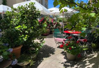 Hotel Mozart allows 18 year olds to book a room