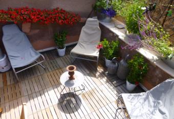 La Parenth  se - toit terrasse has Balcony rooms