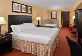 Holiday Inn Martinsburg By IHG has rooms with a private hot tub