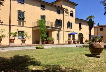 Agriturismo La Palazzina allows 18 year olds to book a room