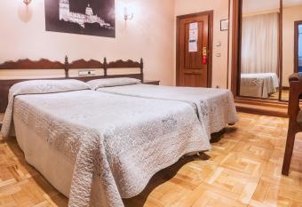 Hotel Residencia Castellano I has Balcony rooms