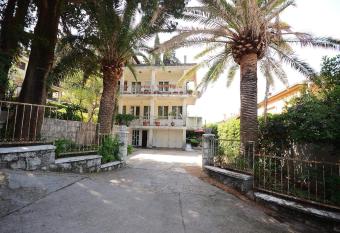 Apartment Garden allows 18 year olds to book a room