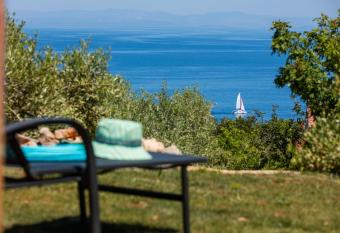 Adorable Cottage has Balcony rooms