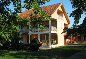 Apartments Doma  instvo Nikoli   allows 18 year olds to book a room