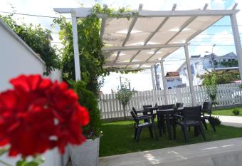 Vila Marius 2 Mai allows 18 year olds to book a room