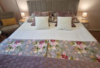 La-La Rooms allows 18 year olds to book a room