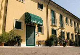 Albergo Corte Antica has Balcony rooms