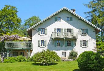 L OURSERIE Bed & Breakfast allows 18 year olds to book a room