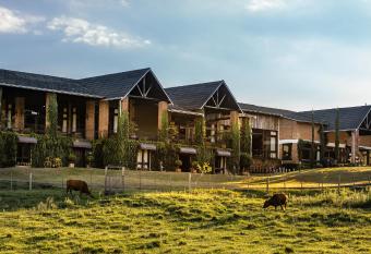 Estribo Hotel Estancia has rooms with a private hot tub