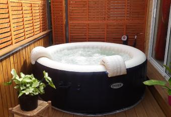 la cariole has rooms with a private hot tub