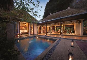 The Banjaran Hotsprings Retreat has rooms with a private hot tub