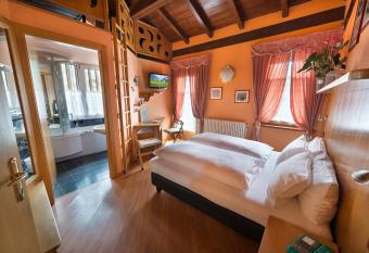 Hotel Astra has rooms with a private hot tub