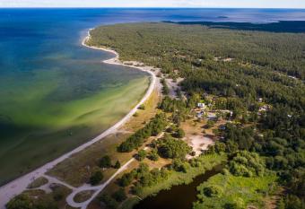   minne Fritid & Havsbad AB allows 18 year olds to book a room