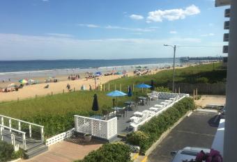 Sandpiper Beachfront Motel has Balcony rooms