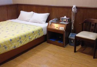 Jin Ge hot spring Hotel has rooms with a private hot tub