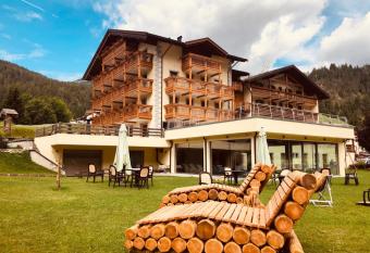 Wellness Hotel Dolomia has Balcony rooms