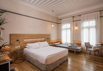 Scala de Faro has rooms with a private hot tub