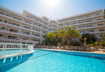 Pierre&Vacances Mallorca Portofino allows 18 year olds to book a room