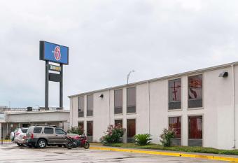 Motel 6-New Orleans, La - Near Downtown allows 18 year olds to book a room