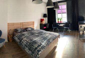 POBUUDKA V Pleba  ska z widokiem na Rynek allows 18 year olds to book a room