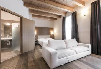 Hotel Oper   allows 18 year olds to book a room