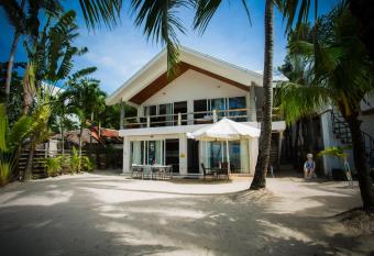 Mabuhay Beach House has Balcony rooms