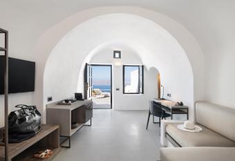 Sun Rocks Boutique Hotel has rooms with a private hot tub