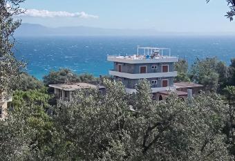 Adrian Agustin Rooms has Balcony rooms