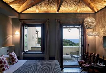 Kinsterna Hotel has rooms with a private hot tub