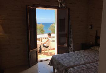 Hostal Restaurante Playa has Balcony rooms