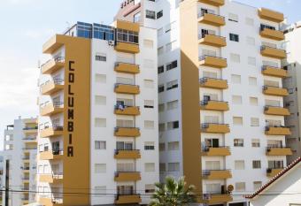 Columbia Apartamentos Turisticos allows 18 year olds to book a room