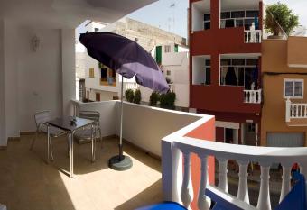 Casa Atlantica allows 18 year olds to book a room