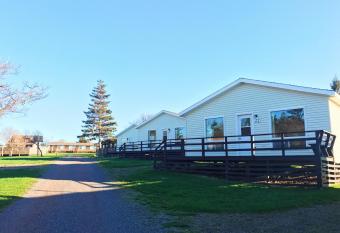 Cavendish Country Inn & Cottages has Balcony rooms