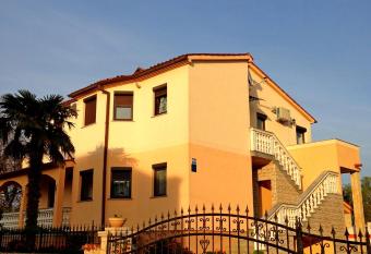 Apartments Manuela & Mirela has Balcony rooms