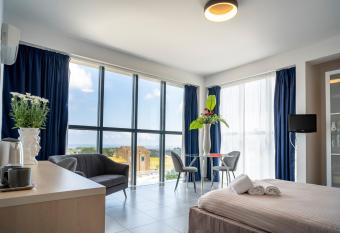 Enny Camere allows 18 year olds to book a room