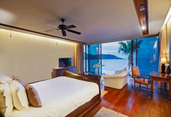 Impiana Private Villas Kata Noi has rooms with a private hot tub