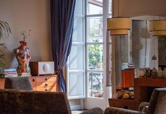 Accademia 39 allows 18 year olds to book a room