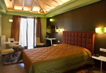 Amfitriti Palazzo has rooms with a private hot tub