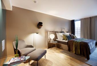 Clarion Hotel The Hub allows 18 year olds to book a room