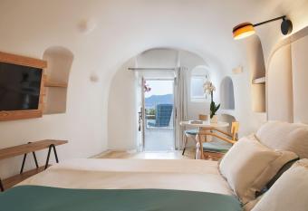 Katikies Kirini Santorini - The Leading Hotels Of The World allows 18 year olds to book a room