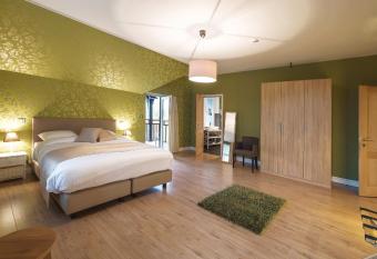 H  tel l Ecrin d    allows 18 year olds to book a room