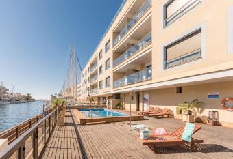 Pierre & Vacances Empuriabrava Marina allows 18 year olds to book a room