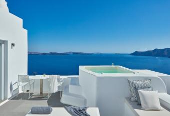 Katikies Villa Santorini - The Leading Hotels Of The World has rooms with a private hot tub