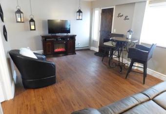 Secret Cottage Yellowstone 2 blocks to downtown allows 18 year olds to book a room