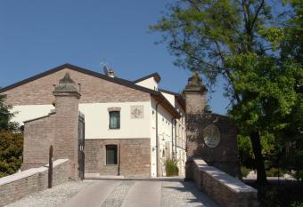 Corte Della Rocca Bassa allows 18 year olds to book a room